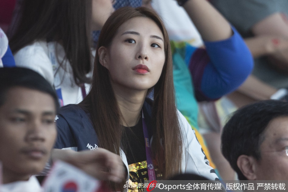 男花剑团体1/4决赛 女粉丝观战