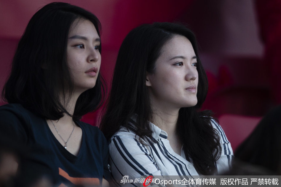 男花剑团体1/4决赛 女粉丝观战