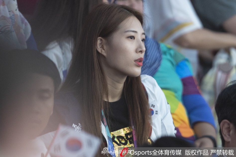 男花剑团体1/4决赛 女粉丝观战