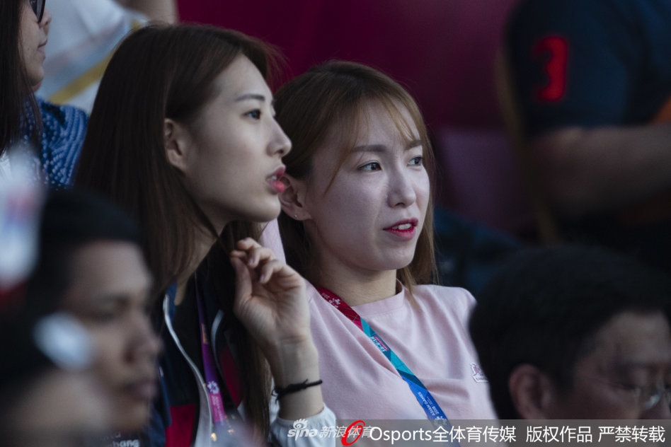 男花剑团体1/4决赛 女粉丝观战