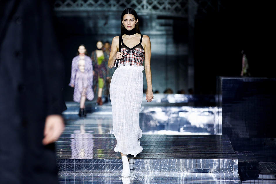 "肯豆"变蝴蝶仙子揽男伴甜笑合照 贝拉穿镂空拼色装小露性感