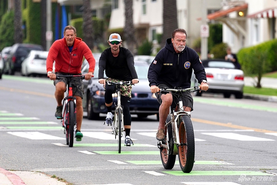 施瓦辛格老当益壮硬汉范十足 带儿子骑车健身全程领先