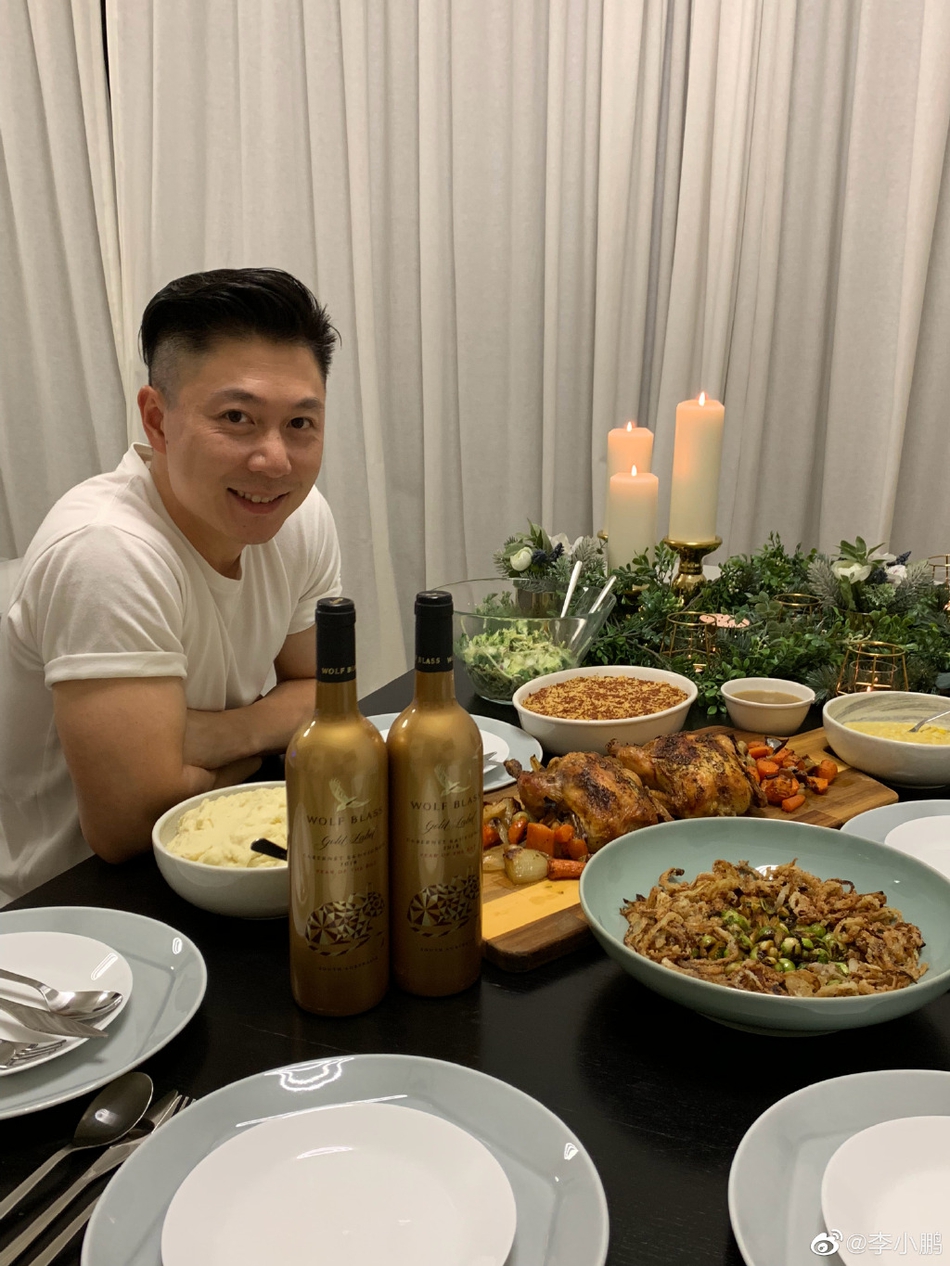 李小鹏微博晒全家福庆圣诞