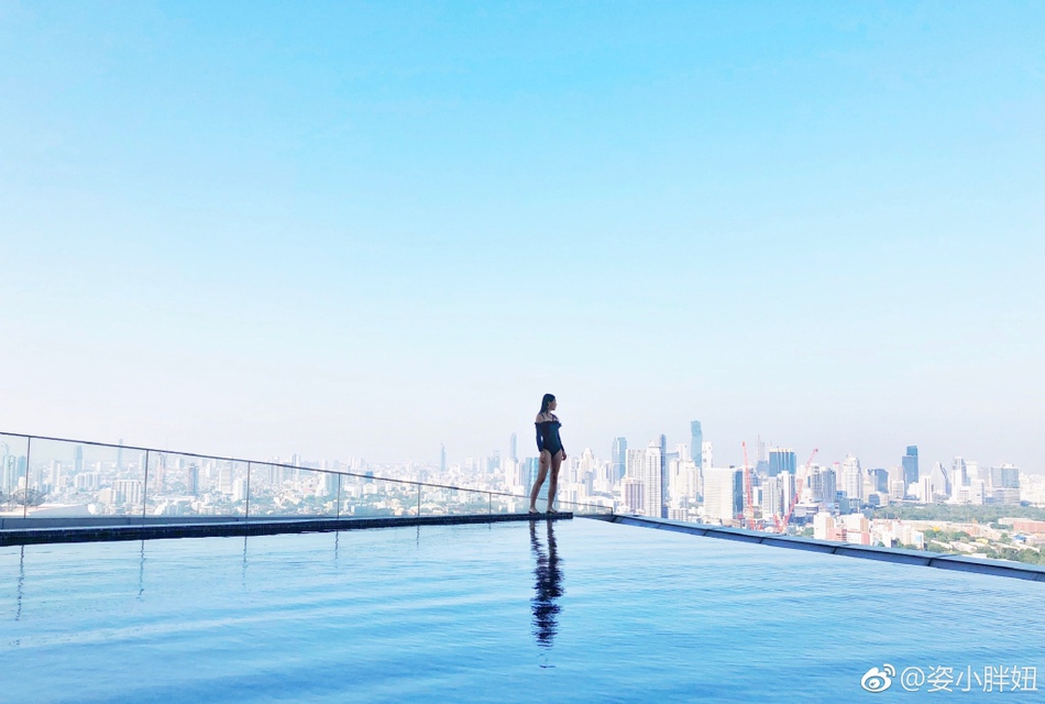 跳水女神何姿晒泳装照身材火辣