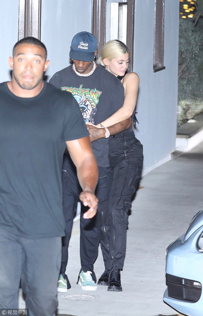 卡戴珊小妹凯莉约会环抱男友甜skr人 一路牵手似连体婴儿