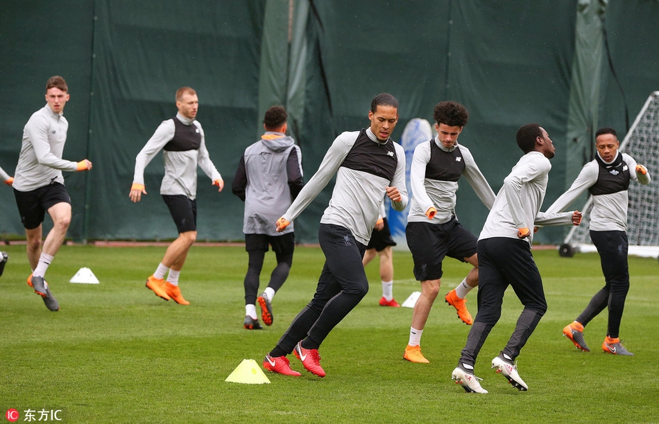 利物浦训练备战球员轻松有说有笑