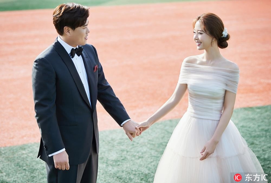 韩国棒球名将柳贤振结婚照曝光