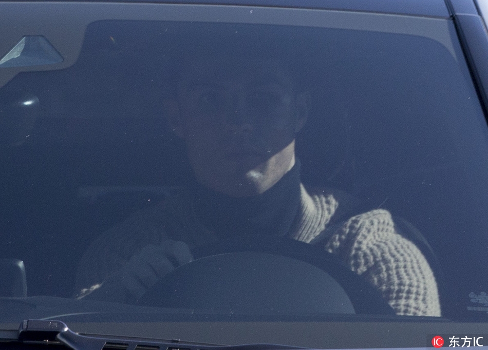 C罗驱车遭狗仔偷拍