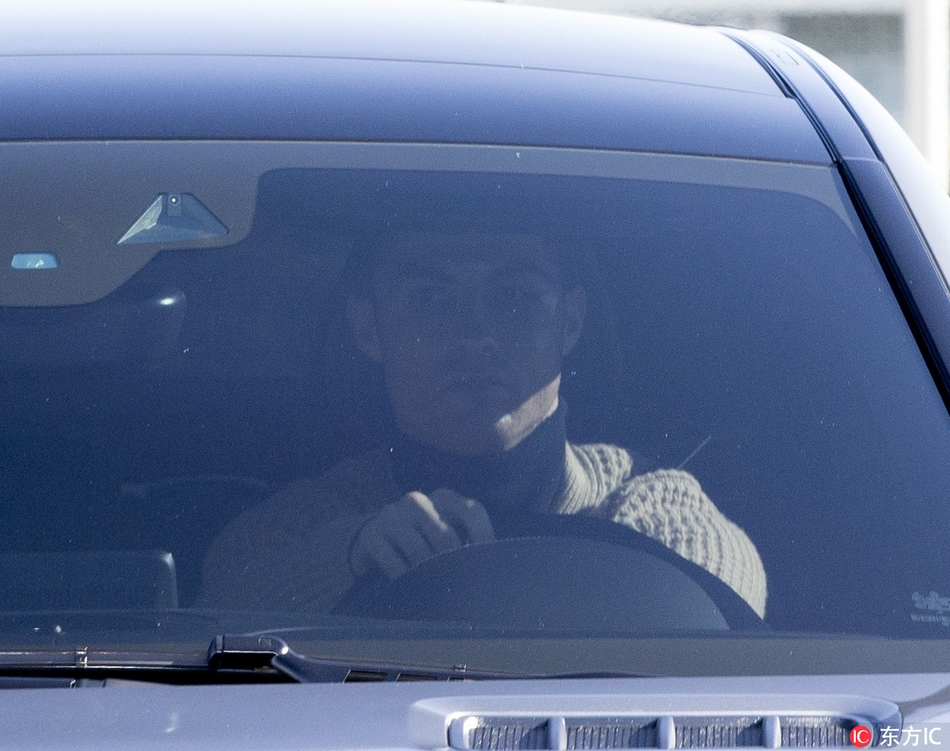 C罗驱车遭狗仔偷拍