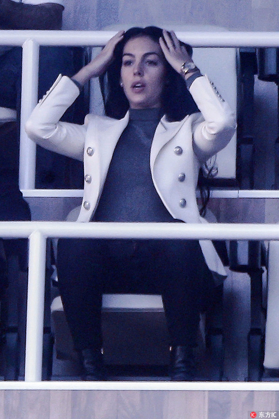 c罗一家观战迷你罗乔治娜手机刷不停