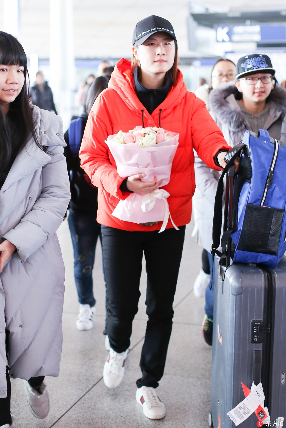 丁宁元旦现身机场受追捧