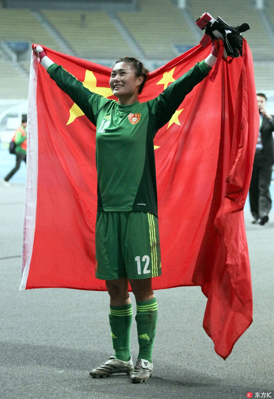 王飞转会拜仁签约一年半