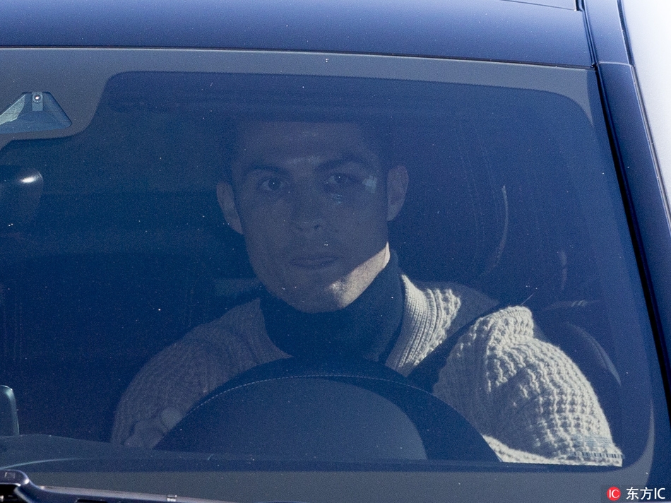 C罗驱车遭狗仔偷拍