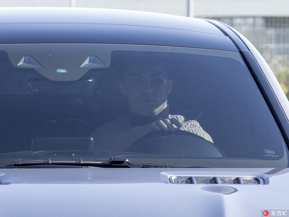 C罗驱车遭狗仔偷拍