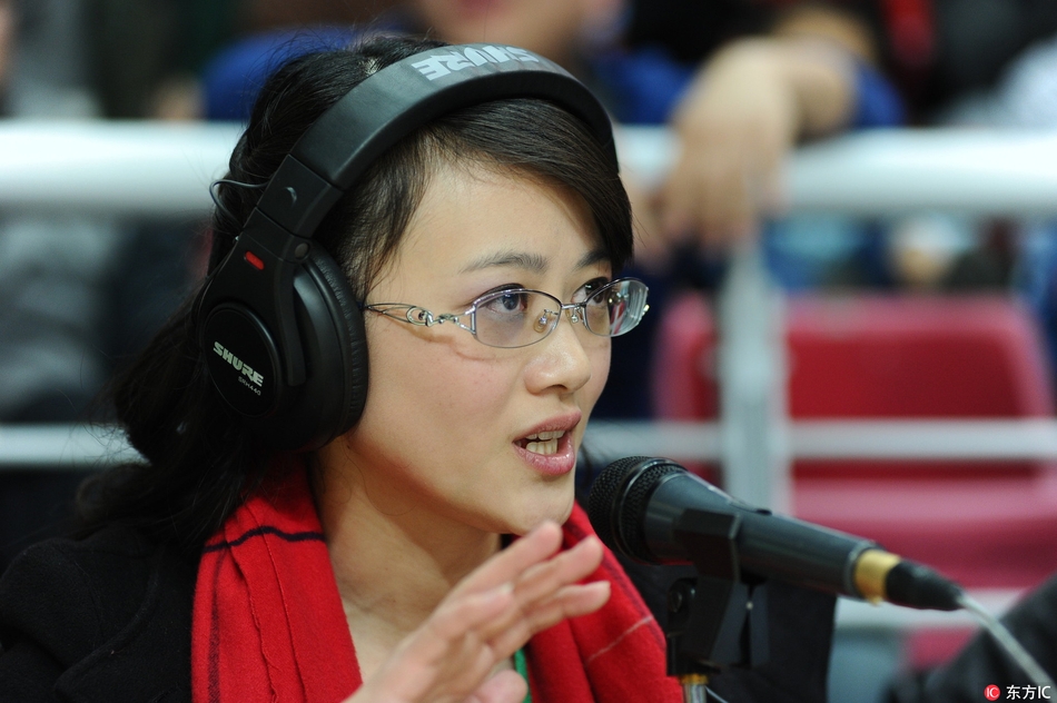 美女直播解说员抢镜