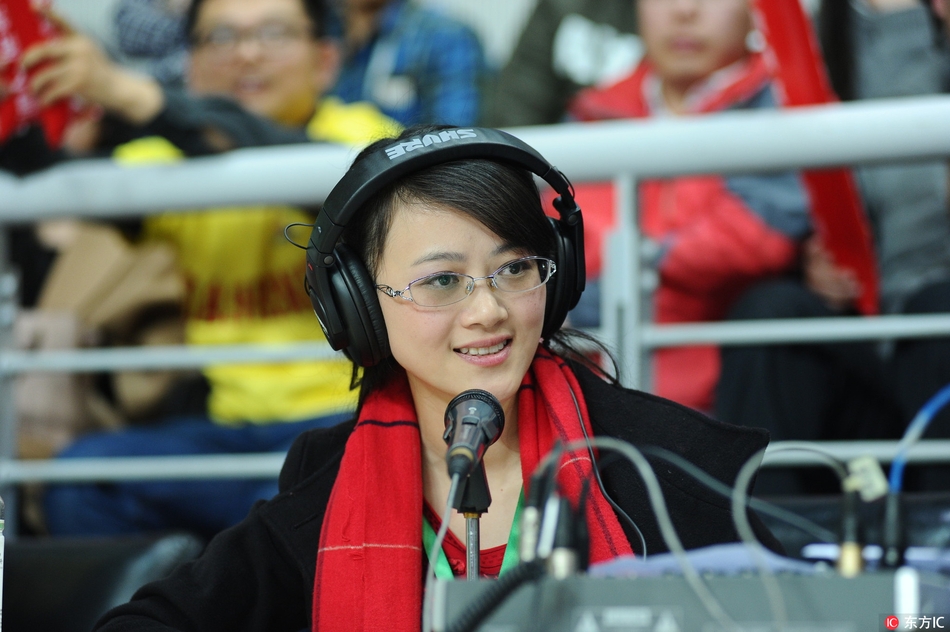 美女直播解说员抢镜