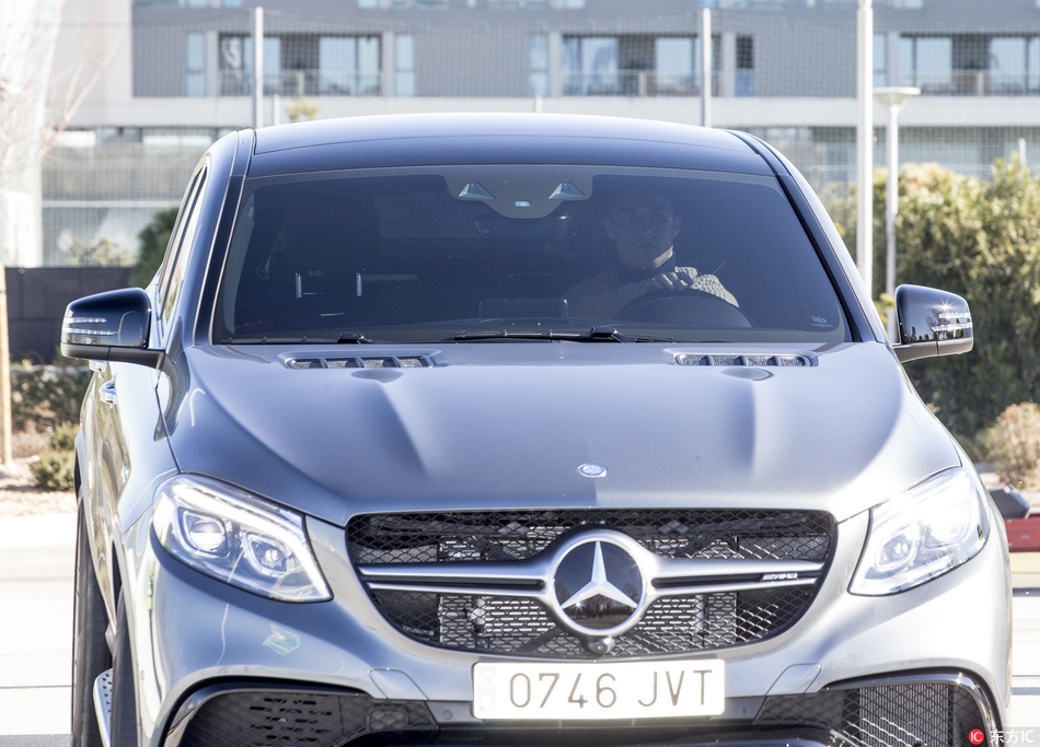 C罗驱车遭狗仔偷拍