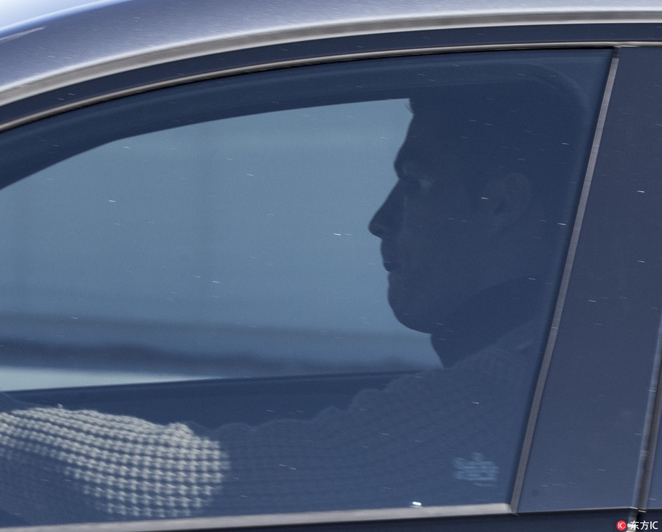 C罗驱车遭狗仔偷拍