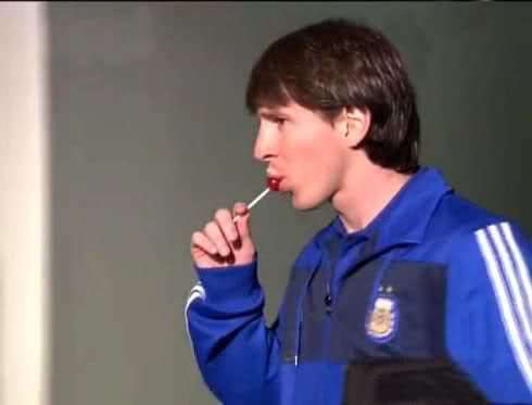 5、最爱吃棒棒糖的球王