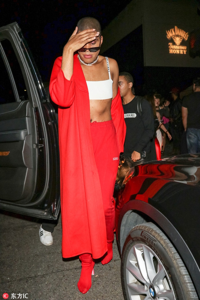 EJ约翰逊一身红+吊带背心火辣