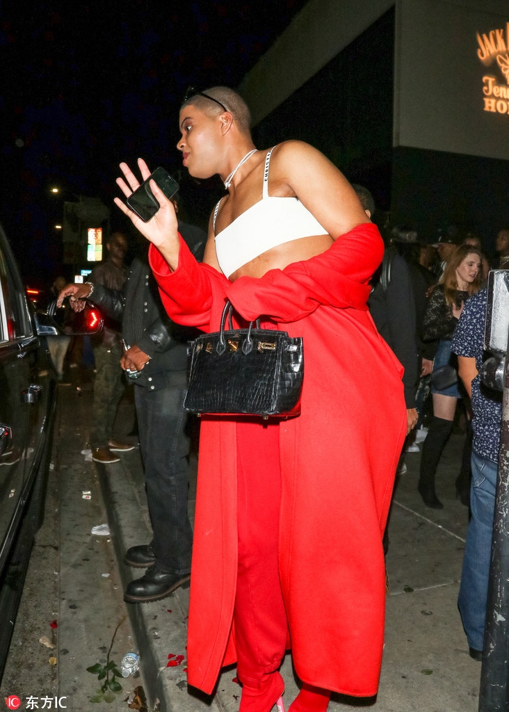 EJ约翰逊一身红+吊带背心火辣