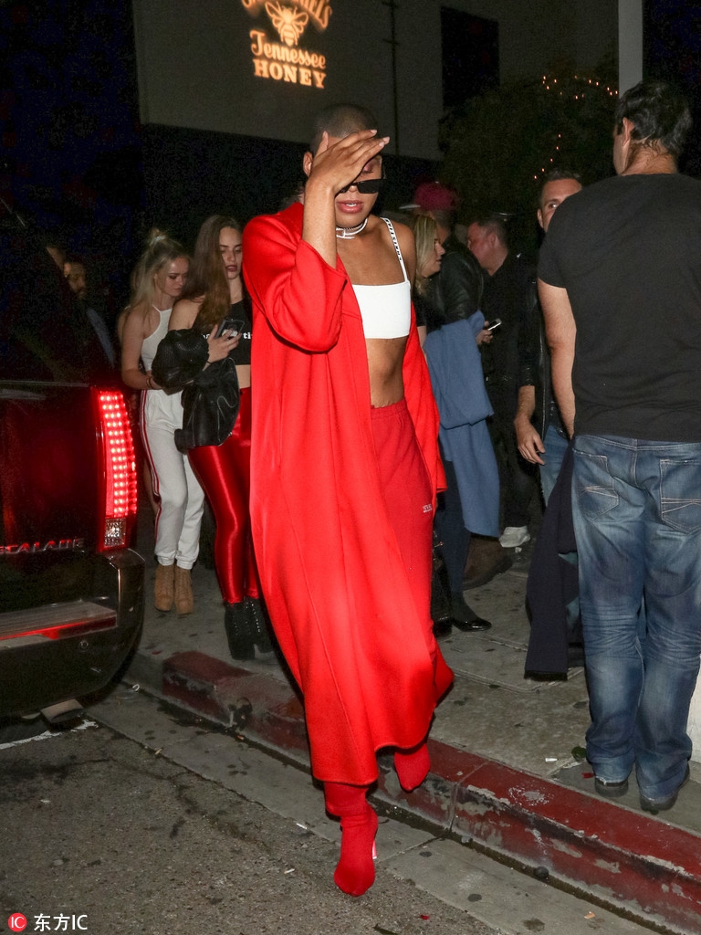 EJ约翰逊一身红+吊带背心火辣