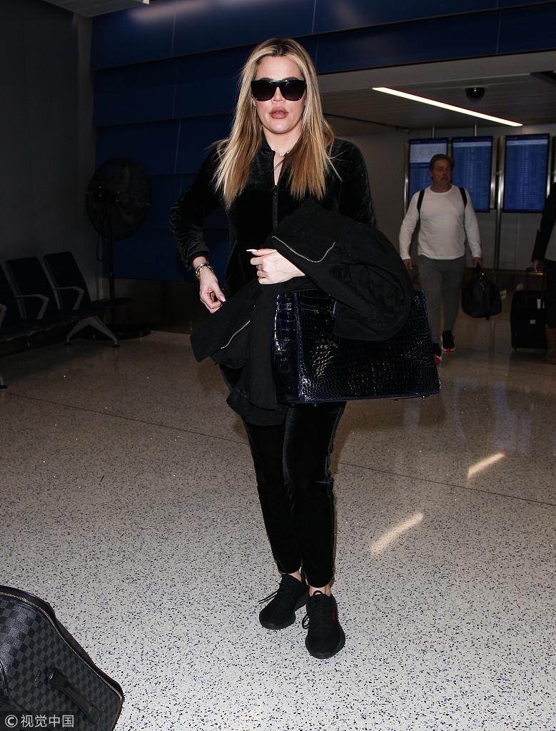 科勒卡戴珊挎包遮挡孕肚巨臀抢镜