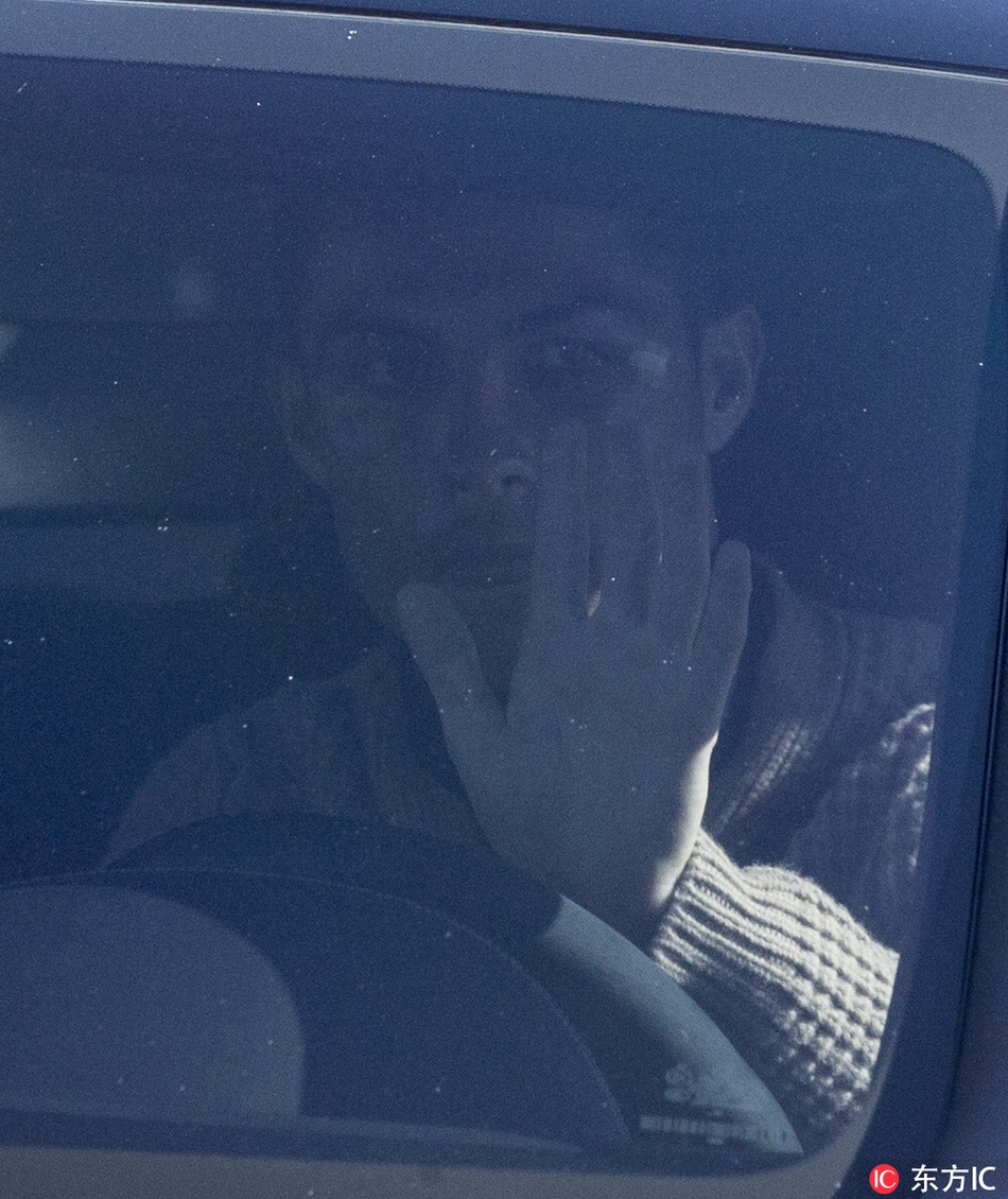 C罗驱车遭狗仔偷拍