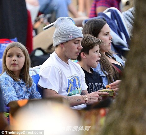 小七变及肩短发与哥哥们看电影