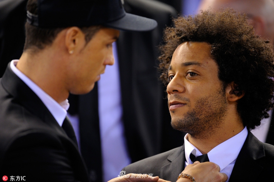 C罗为马塞洛整理领带