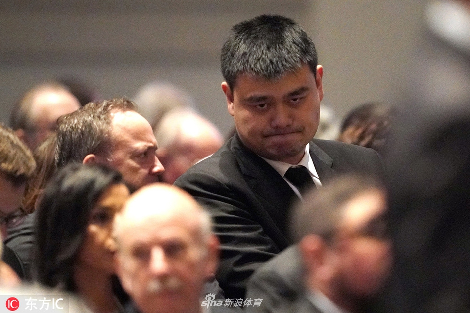 姚明出席老布什追悼会 表情凝重沉痛悼念