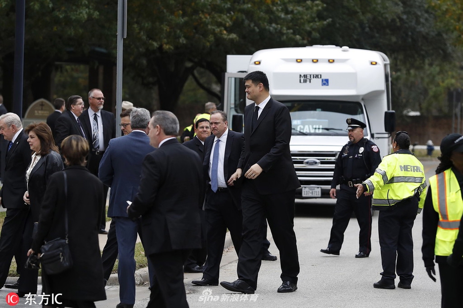 姚明出席老布什追悼会 表情凝重沉痛悼念