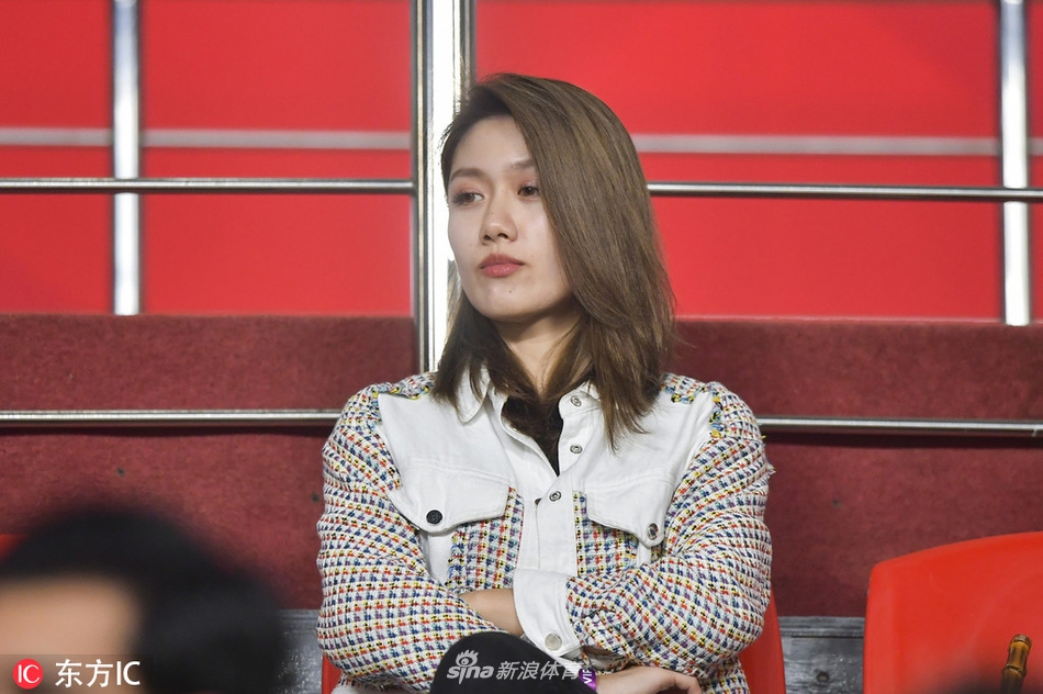 武磊妻子观战中伊之战