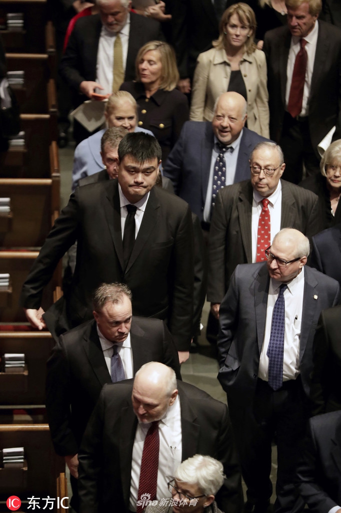 姚明出席老布什追悼会 表情凝重沉痛悼念