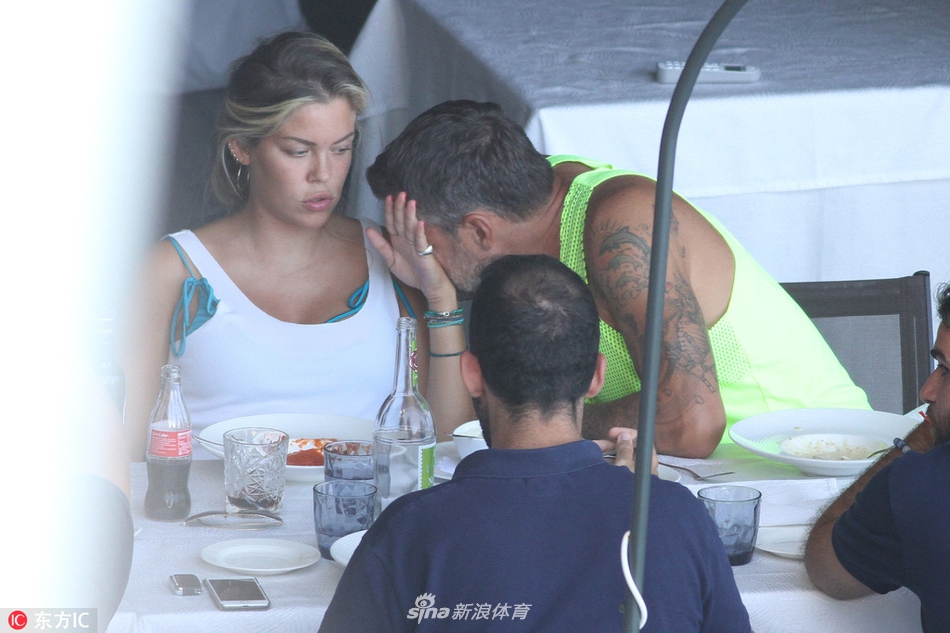 目瞪狗呆！维耶里外出就餐啃怀孕女友胸