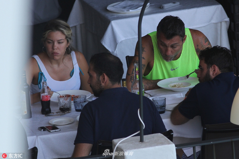 目瞪狗呆！维耶里外出就餐啃怀孕女友胸