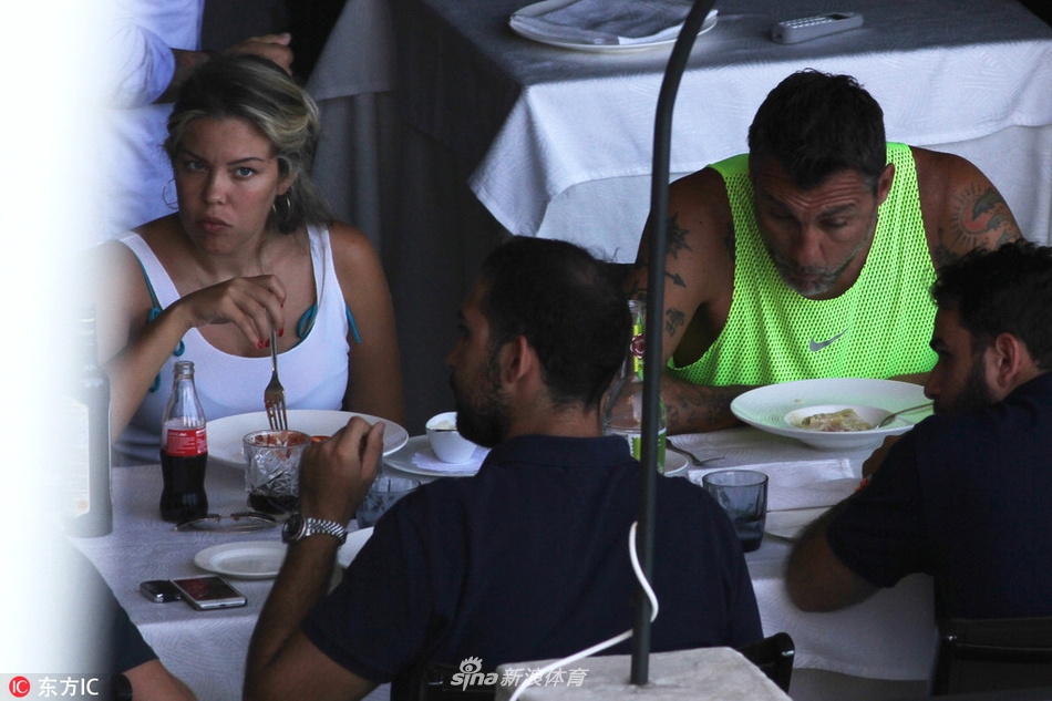 目瞪狗呆！维耶里外出就餐啃怀孕女友胸