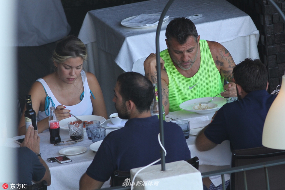 目瞪狗呆！维耶里外出就餐啃怀孕女友胸