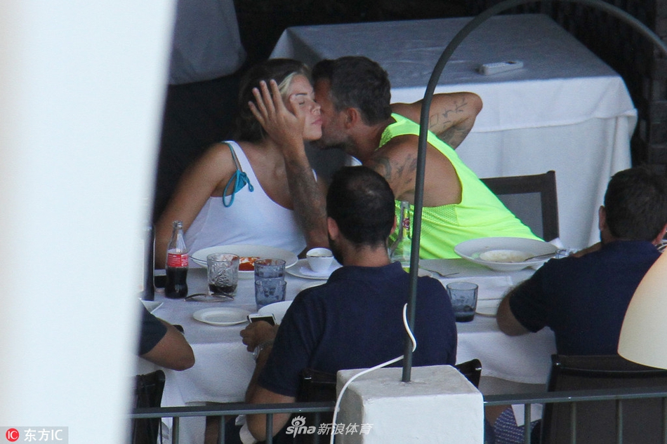 目瞪狗呆！维耶里外出就餐啃怀孕女友胸