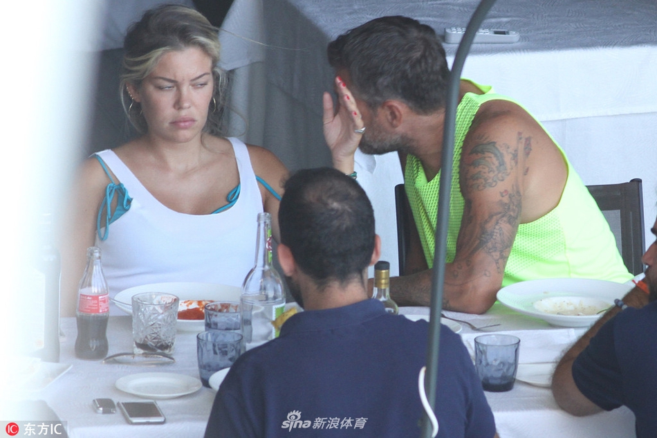 目瞪狗呆！维耶里外出就餐啃怀孕女友胸