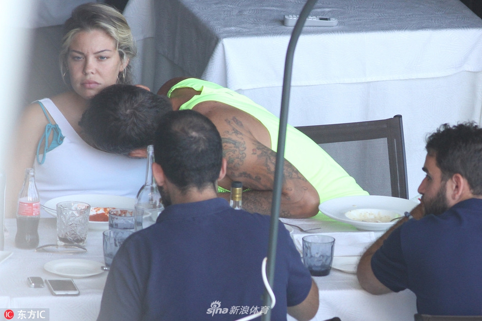 目瞪狗呆！维耶里外出就餐啃怀孕女友胸