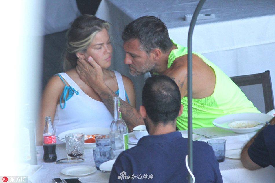 目瞪狗呆！维耶里外出就餐啃怀孕女友胸