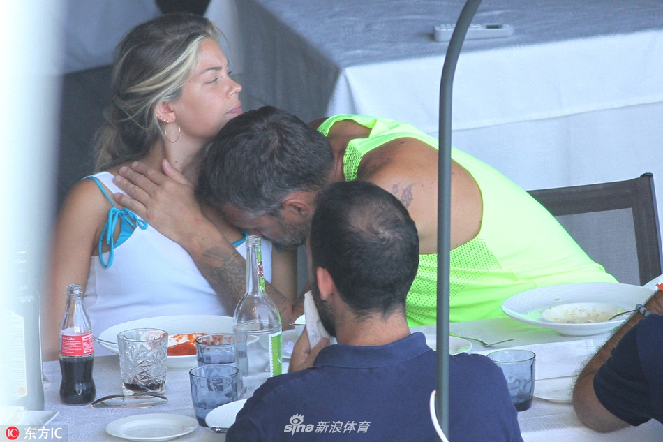 目瞪狗呆！维耶里外出就餐啃怀孕女友胸