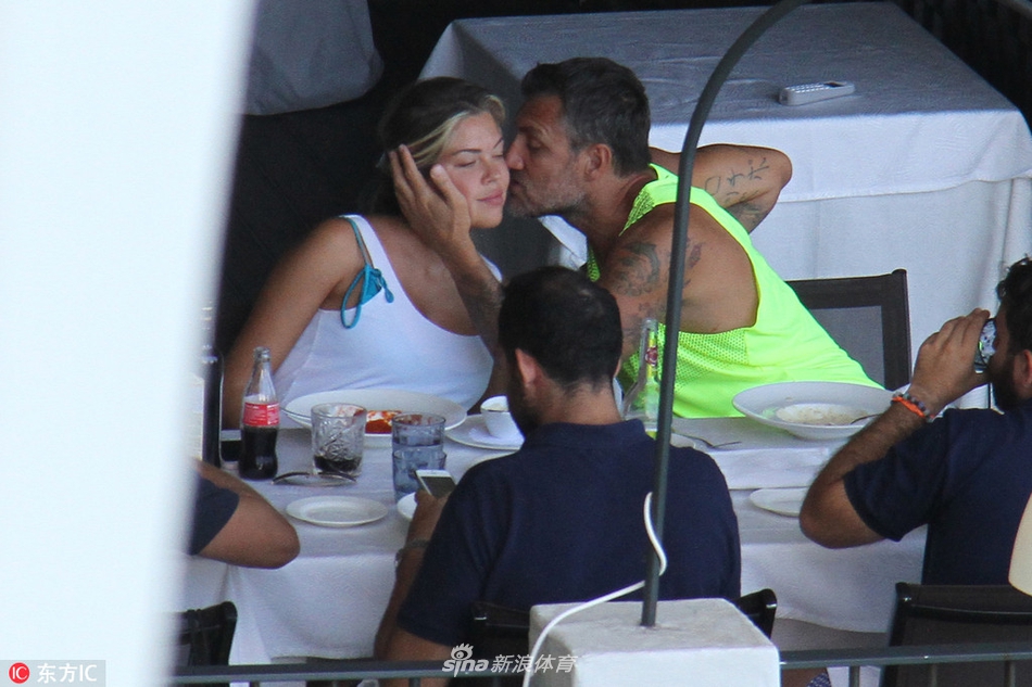 目瞪狗呆！维耶里外出就餐啃怀孕女友胸