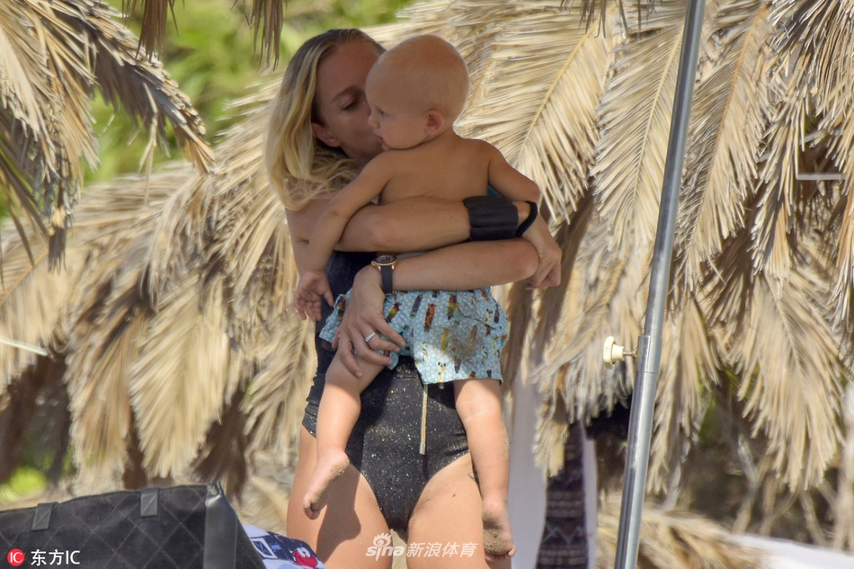 不忍直视！皮尔洛水中嬉戏尽情放飞自我