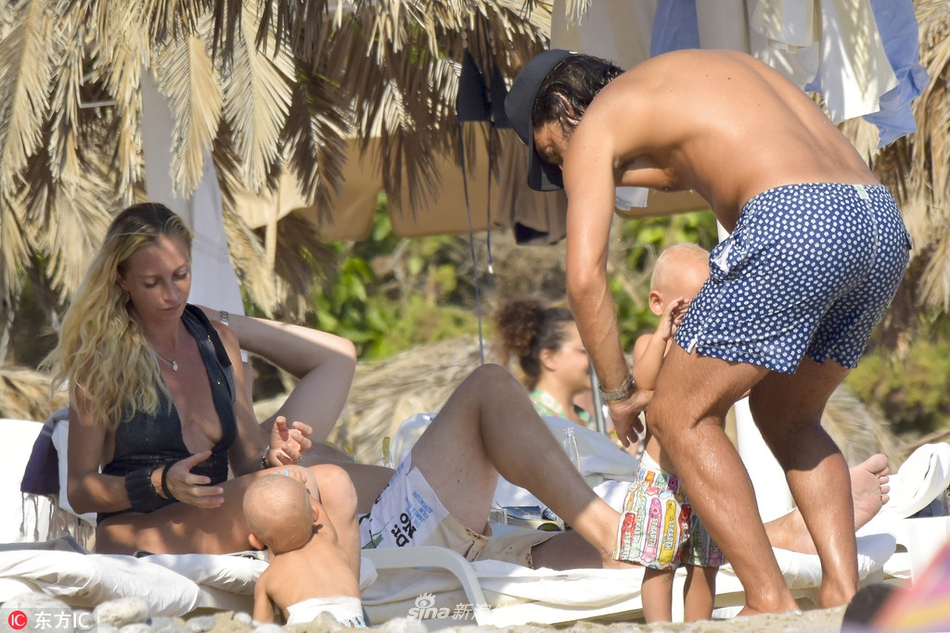 不忍直视！皮尔洛水中嬉戏尽情放飞自我