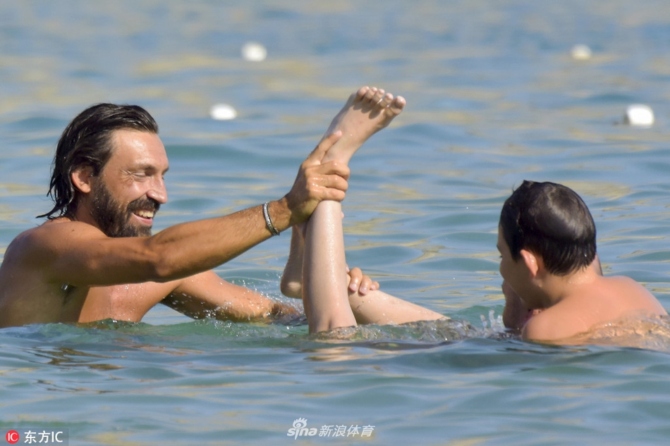 不忍直视！皮尔洛水中嬉戏尽情放飞自我