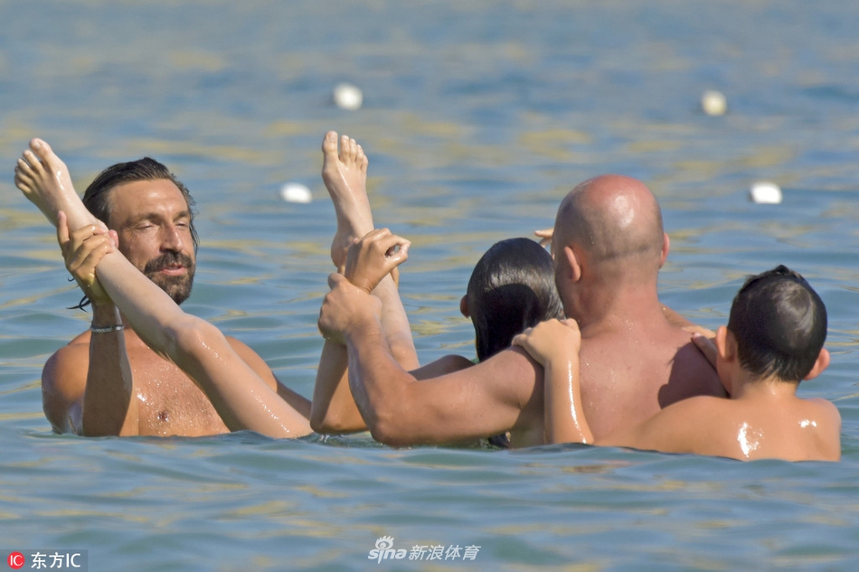 不忍直视！皮尔洛水中嬉戏尽情放飞自我