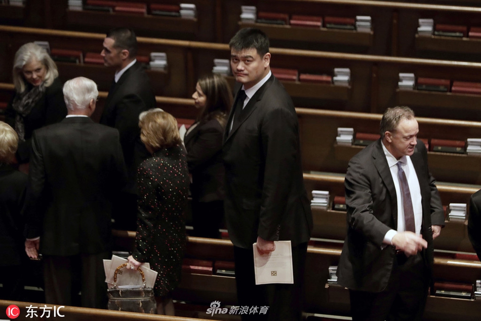 姚明出席老布什追悼会 表情凝重沉痛悼念