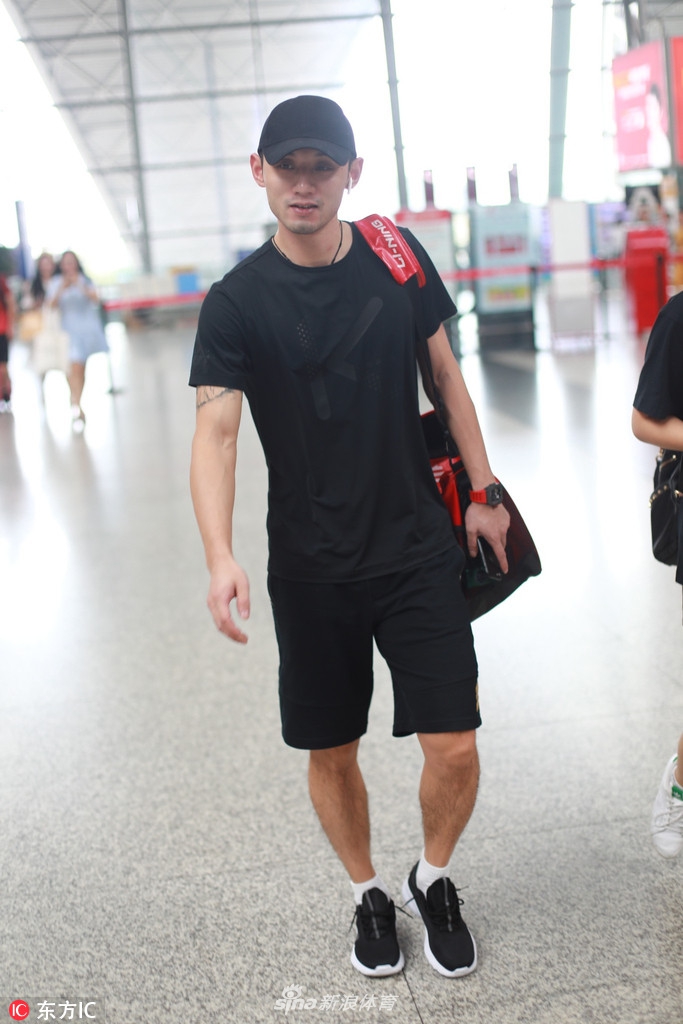 张继科全黑造型现身纹身若隐若现显男人味